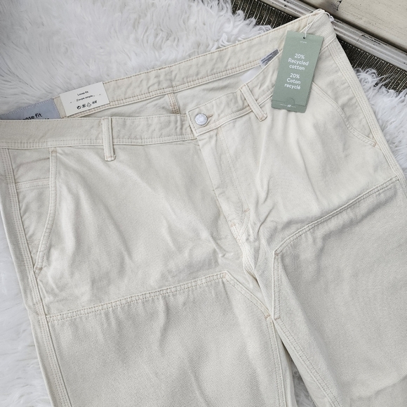 H&M Loose Fit 5-pocket jeans in non-stretch cotton denim. Size 42x32. New. Rou - Picture 3 of 6